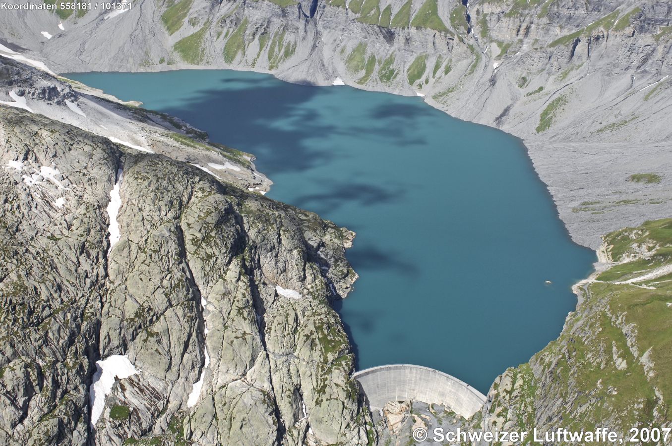Lac du Vieux Emosson (2205 m.ü.); der See füllt das Vallon de Barberine, wurde 1972 in Betrieb genommen. Im See versank die Vorgängerstaumauer 'Barberine'. Das beliebte Ausflugsziel erreicht man mit der Standseilbahn von Barberine aus. Anfahrt von Martigny (VS) aus über den Col de la Forclaz.